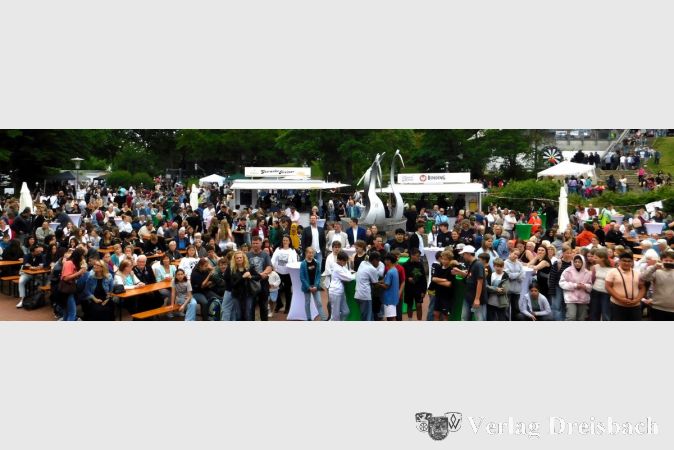 Festivalstimmung auf dem Schulhof: Großer Bahnhof zur Jubiläumsfeier der Weingartenschule.