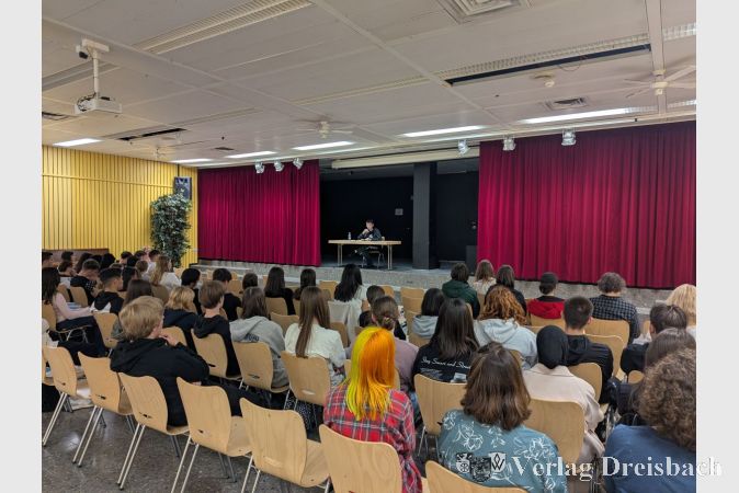 Zahlreiche Schülerinnen und Schüler wohnten der Lesung von Jakob Springfeld am Dienstag in der HBS-Aula bei.