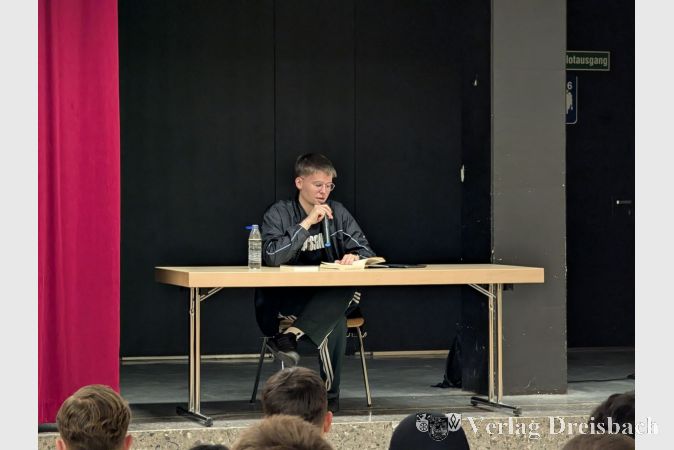 Autor Jakob Springfeld traf offenbar einen Nerv im jungen Publikum. Jenes hörte der knapp einstündigen Lesung bemerkenswert gebannt und aufmerksam zu.