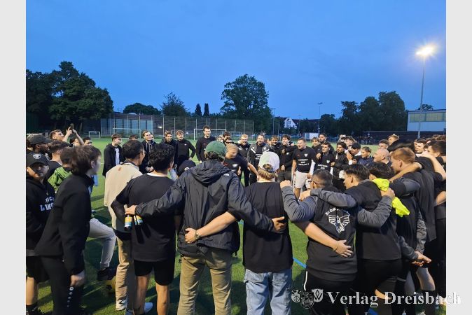 Groß war der Jubel nach dem 7:2-Sieg zum Aufstieg der 1. Mannschaft der SG DJK Hattersheim in die Kreisliga B.