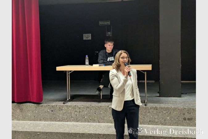 Die Erste Stadträtin Heike Seibert moderierte im Anschluss an die Lesung eine Fragerunde. Dabei wurde deutlich, dass die Problematik von Rassismus und Diskriminierung durchaus bekannt ist und einige Schülerinnen und Schüler auch schon selbst Opfer wurden. Jedoch meldeten sich nur wenige aus dem Publikum, als gefragt wurde, ob sie denn bei derartigen Beobachtungen auch selbst einschreiten würden.