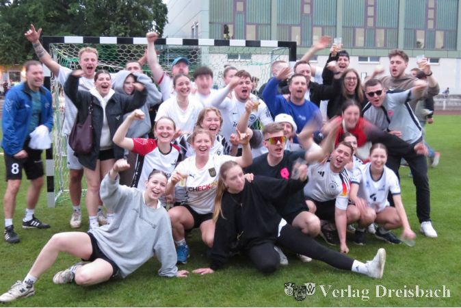 Großer Jubel: die Sieger vom Schobbe-Cup.