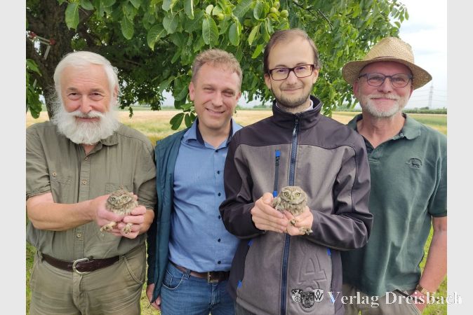 Freuen sich über den Steinkauz-Nachwuchs (v. li.): Richard Hilgart vom Vogelschutzteam, der Erste Beigeordnete Martin Mohr, Torsten Horn vom Amt für Grünes und Kriftels Vogelschutzbeauftragter Peter Krüger.