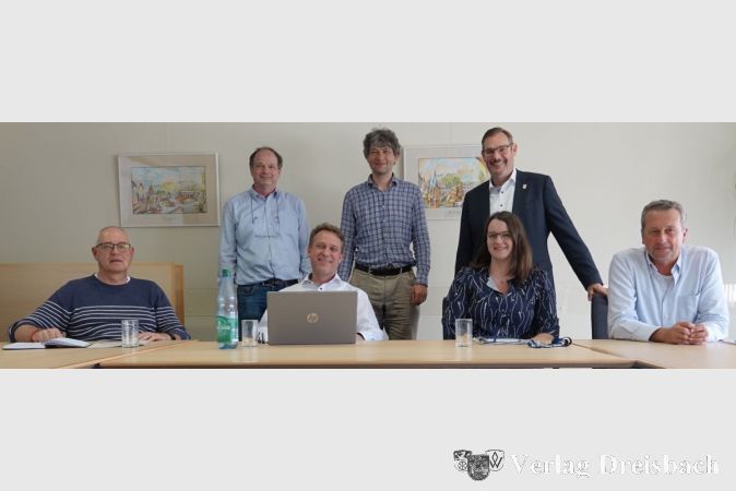 V.l.n.r. Fachbereichsleiter Michael Walter, Dr. Holger Küst, Sprecher des Allgemeinen Deutschen Fahrrad-Clubs (ADFC) Hofheim/Eppstein/Kriftel, der Erste Beigeordnete Martin Mohr, Alicia Seeharsch vom Ordnungsamt, dahinter Bürgermeister Christian Seitz und Ordnungsamtsleiter Volker Kaufmann.