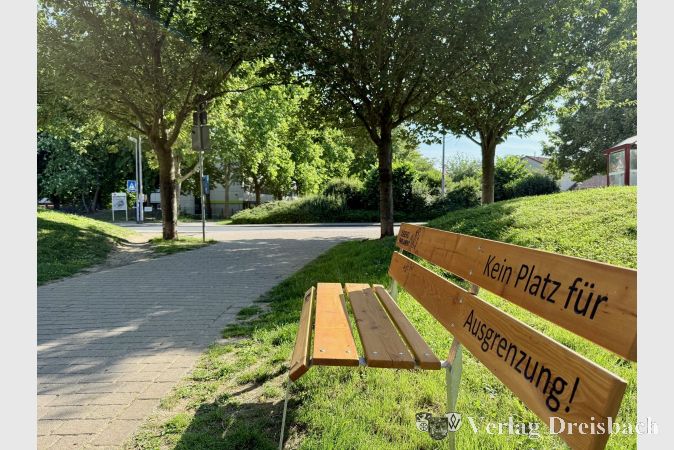 Die neue Sitzbank am Eingang des Keltenparks ziert eine klare Botschaft.