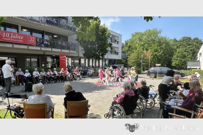 Kinder der Lindenschule waren bei der Premiere der Straßenkonzertreihe dabei und tanzten in der Mitte des Platzes.