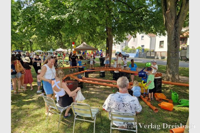 Erfrischender Spaß mit den Wasserspielen des Stadtteilbüros.