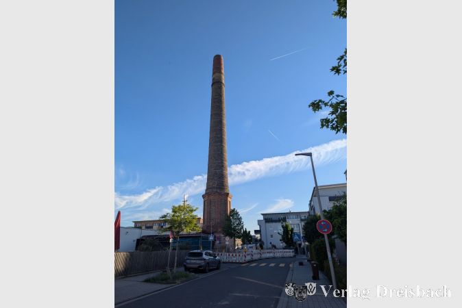 Der Sarotti-Schornstein ist als solcher denkmalgeschützt. Laut Oberer Denkmalschutzbehörde darf er deshalb nicht so weit gekürzt werden, dass er den Charakter als Schornstein verlieren würde. Nach wie vor ragt der Absperrzaun rund um den Schornstein in das Gelände der Kita SchokoLaden hinein. Teile der dortigen Außenfläche können seit über einem Jahr nicht genutzt werden.