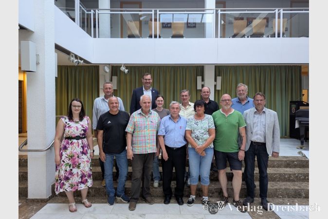 Der alte und neue Vorstand des Krifteler Vereinsrings. Mit dabei Alicia Seeharsch (links) und Volker Kaufmann (2.v.l.) vom Fachbereich für Sicherheit und Ordnung, Bürgermeister Christian Seitz (hinten) und der Vorsitzende der Gemeindevertretung, Alexander Feist (rechts), der den Vereinsring als Webmaster unterstützt.