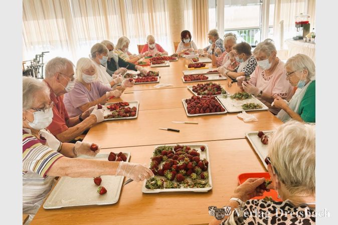 In geselliger Runde wurden die Erdbeeren gewaschen und geschnitten. Am Ende entstanden 16 Torten. Mittags gab es zum Nachtisch Erdbeeren mit Sahne.