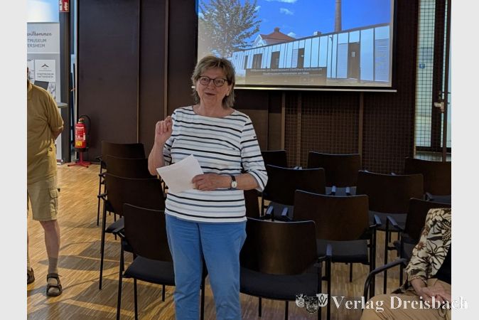 Ulrike Milas-Quirin, die stellvertretende Vorsitzende des Hattersheimer Geschichtsvereins, begrüßte am Sonntag die Gäste im Stadtmuseum und führte durch die Ausstellung.