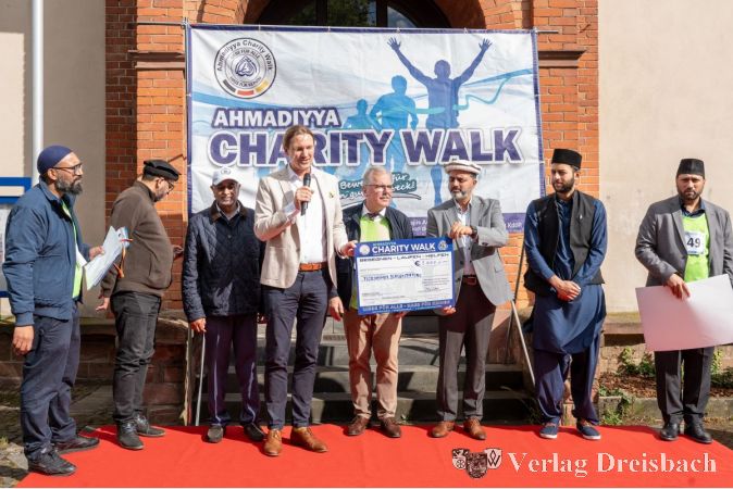 Ein symbolischer Scheck zeigt das Ergebnis: 5000 Euro gehen an die Bürgerstiftung, das Hospiz Lebensbrücke und "Water for Life".
