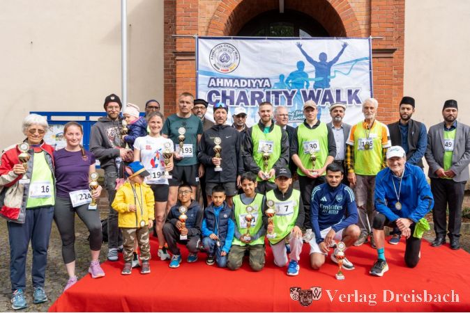 Die Gewinnerinnen und Gewinner des 3. Ahmadiyya-Charity-Walks versammeln sich nach der Siegerehrung zum gemeinsamen Gruppenfoto.
