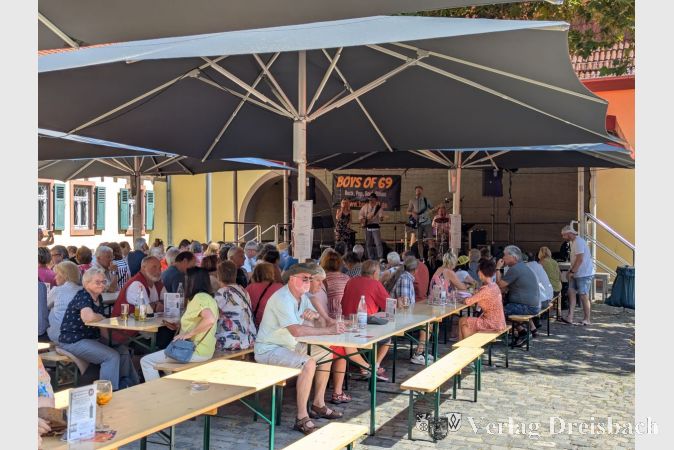 Schattige Plätze bei großer Hitze: So konnte man auch bei hohen Temperaturen das Konzert genießen.