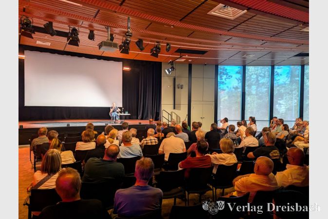 Großes Interesse an "Hattersheim 2050": 130 Bürgerinnen und Bürger hatten sich im Vorfeld Tickets für die Veranstaltung in der Stadthalle besorgt.