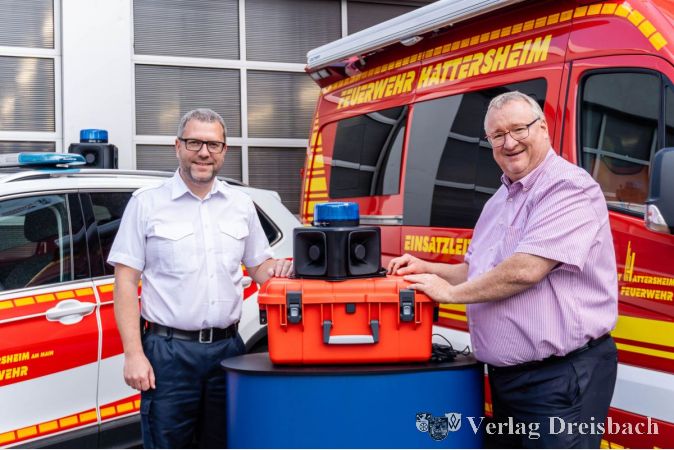 Stadtbrandinspektor David Tisold und Bürgermeister Klaus Schindling mit einer mobilen MOWACOM-Anlage.