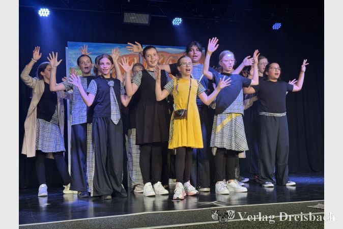 Schülerinnen und Schüler der 5. bis 8. Klassen der WGS brachten die "Ballnacht der Ganoven" auf die Bühne.