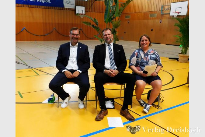 Locker drauf: Bürgermeister Christian Seitz, Direktor Dr. Christoph Richter und Elternbeiratsvorsitzende Melanie Hirt.
