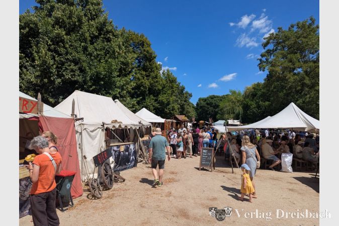 Trotz großer Hitze vergnügten sich schon direkt zum Marktbeginn viele Bürgerinnen und Bürger zwischen den Ständen und Zelten.