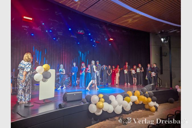Ausgabe der Abiturzeugnisse: Hier der Mathematik-Leistungskurs I auf der Bühne der Stadthalle.