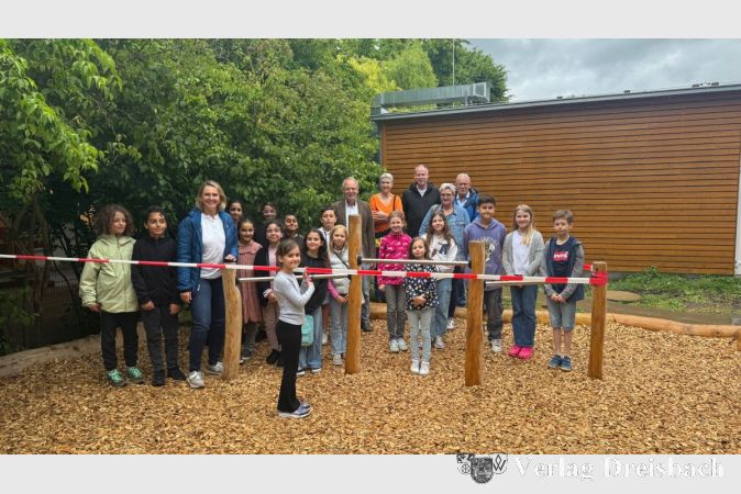 Feierliche Einweihung des Kombi-Gerätes auf dem Schulhof der Regenbogenschule.