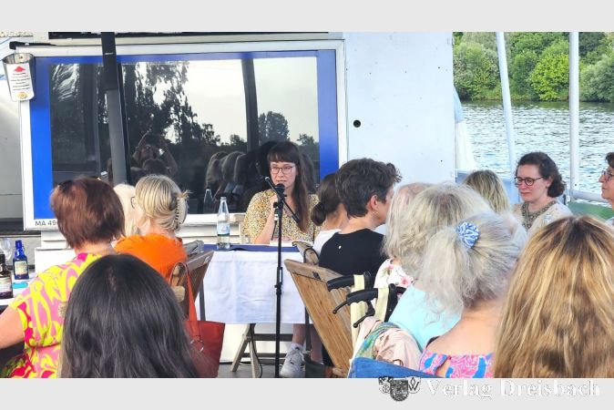 Autorin Elena Fischer las an Bord der "Walter Kolb" aus ihrem Erstlingswerk „Paradise Garden".