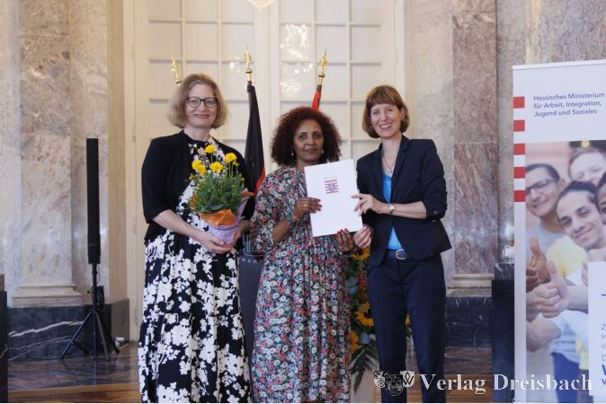 V.l.n.r.: Staatssekretärin Katrin Hechler, Integrationslotsin Girmay Solomon, Integrationsministerin Heike Hofmann.