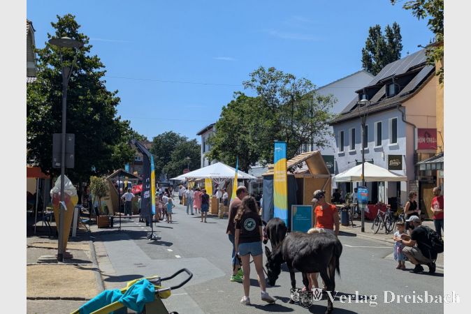 In der Frankfurter Straße herrschte reges Treiben. Viele Buden hatten Attraktionen zu bieten, und zahlreiche lokale Gastronomen boten ihre Speisen an. Und auch zwei Esel vom Tierpark konnte man dort antreffen.