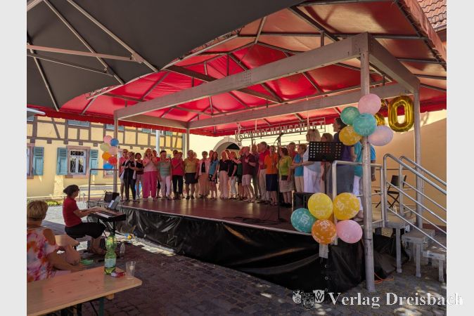 Schattige Bühne an einem heißen Sommertag: Die Chorgemeinschaft Hattersheim hatte am 28. Juni anlässlich ihres 50-jährigen Jubiläums in den Alten Posthof eingeladen.