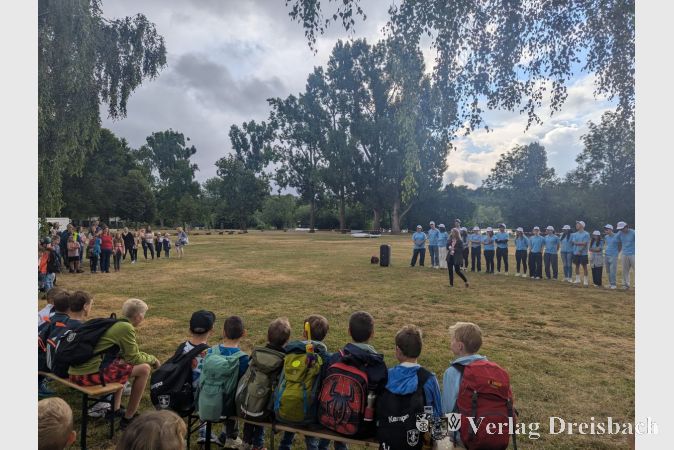 Große Eröffnung auf den Okrifteler Mainwiesen: Die Erste Stadträtin Heike Seibert, vor den Betreuungskräfte stehend (rechts), begrüßte die vielen Kinder und ihre Eltern.