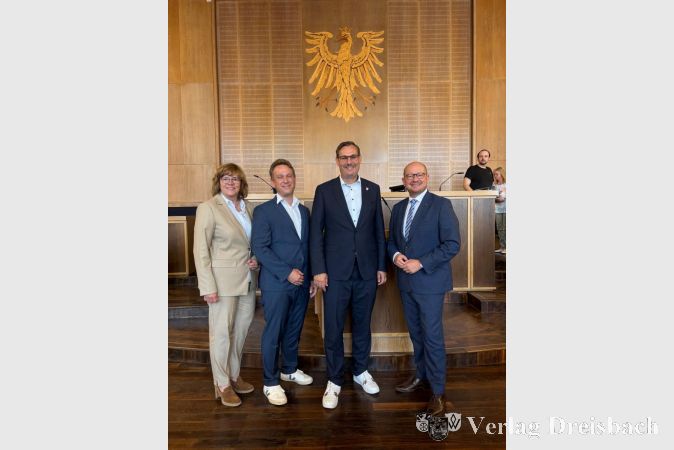 V.l.n.r.: Direktorin Claudia Jäger, Martin Mohr, Christian Seitz und der Erste Beigeordnete Rou-ven Kötter.
