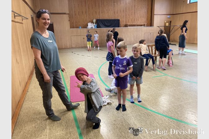 Das sieht schon richtig gut aus. Theaterworkshop unter der Leitung von Juliana Fuhrmann (links).