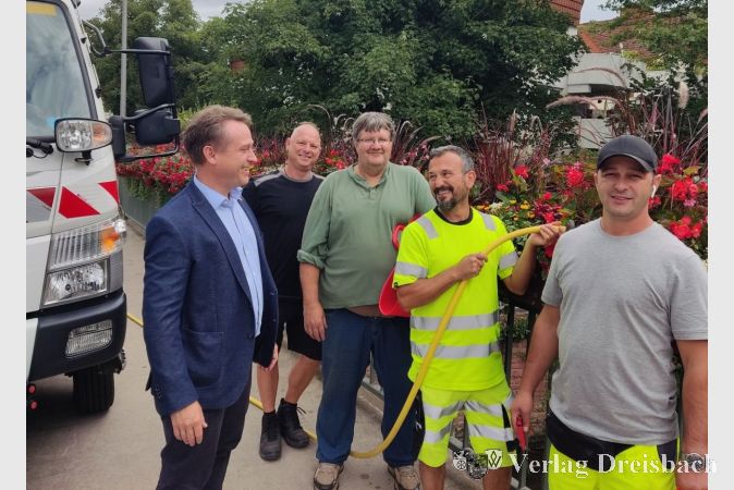 V.l.n.r.: Der Erste Beigeordnete Martin Mohr, Markus Tänzer, Landschaftsgärtner Thomas Metz, Gökhan Manis und Samir Latifi vom Pflanzteam.