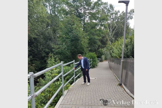 Der Erste Beigeordnete Martin Mohr begutachtete das überarbeitete Geländer.