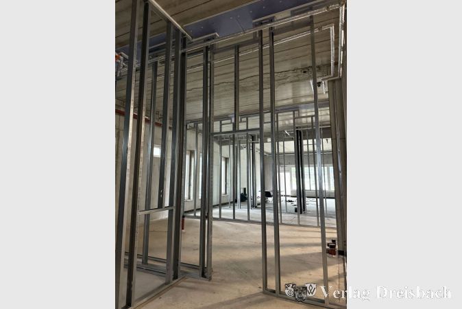 Im Erweiterungsbau der Heinrich-Böll-Schule werden die Innenwände errichtet.