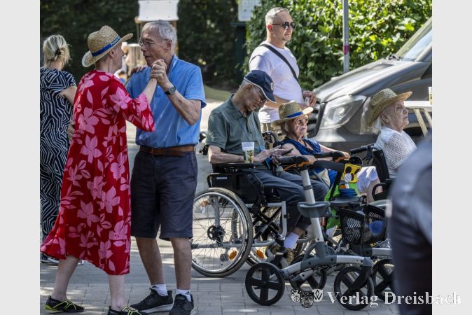 Die Senioren aus dem Kursana Domizil tanzten in der Nachbarschaft zur „Musik im Park“.