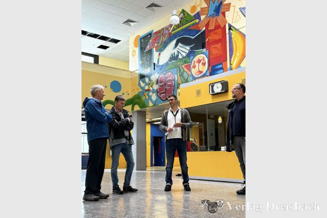V.l.n.r.: Landrat Michael Cyriax, Wolfgang Schmidt (Gruppenleiter Bauunterhaltung), Ralf Müller (Sachgebietsleiter Bauunterhaltung), Peter Wesp (Leiter des Hochbau- und Liegenschaftsamtes) im Foyer der Heinrich-Böll-Schule.