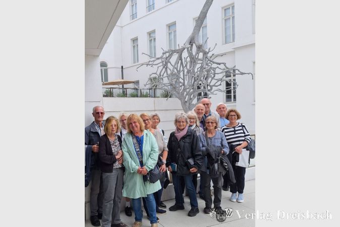 Die Teilnehmerinnen und Teilnehmer vor dem Jüdischen Museum in Frankfurt.