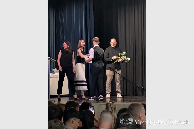 Feierlicher Moment: Schüler der Abschlussklassen nehmen stolz ihr Zeugnis und eine weiße Rose entgegen.