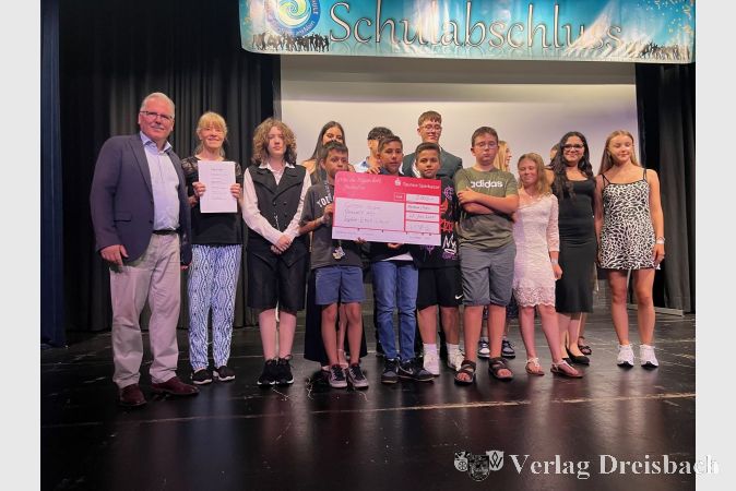 Bürgermeister Bernd Blisch (l.) überreicht dem Greenteam der Sophie-Scholl-Schule den erstmals vergebenen Preis der Bürgerstiftung „Für Flörsheim“.