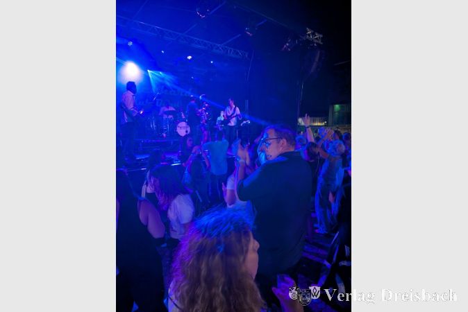 Freitagabend-Fieber: Mit Einbruch der Dunkelheit verwandelt die „Degenhard Club Band“ den Gallusplatz in eine pulsierende Tanzfläche.