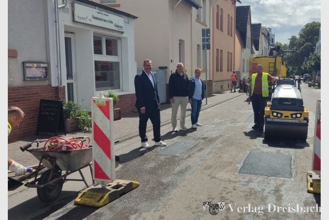 Bürgermeister Christian Seitz, Fachbereichsleiter Michael Walter und der Erste Beigeordnete Martin Mohr in der Bahnhofstraße.