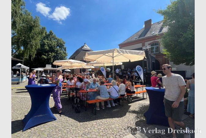 Frühschoppen im Hitzeschatten: Nur die Hartgesottenen wagen sich auf den sonnengefluteten Gallusplatz, während kühle Getränke für willkommene Erfrischung sorgen.