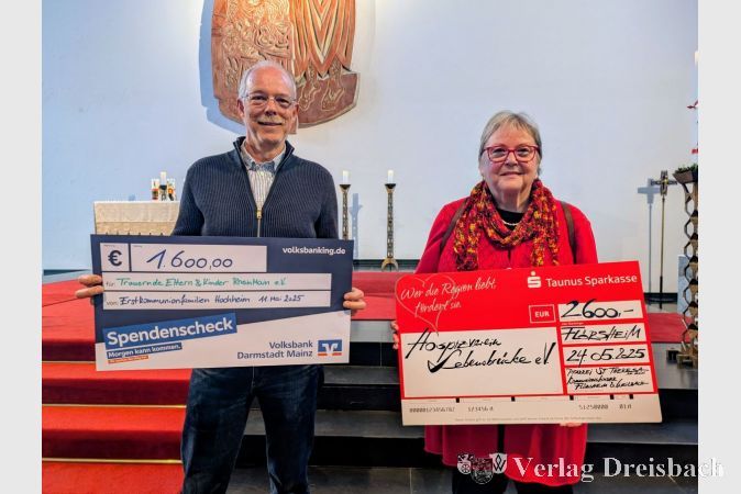 Vertreter der Kindertrauergruppe „Brückenbauer“ und des Vereins „Trauernde Eltern und Kinder Rhein-Main“ nehmen die symbolischen Schecks dankbar entgegen.