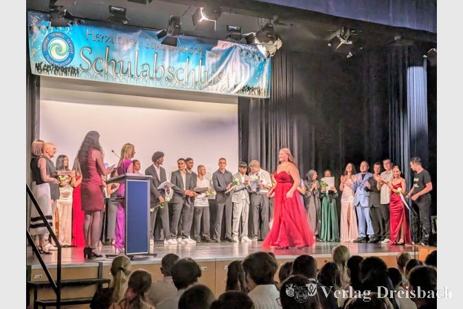 Zwischen Applaus, Rückblick und Zukunftsplänen: Die Absolventinnen und Absolventen der Haupt- und Realschulklassen der Sophie-Scholl-Schule feiern ihren Schulabschluss in der Stadthalle und genießen ihren großen Moment.
