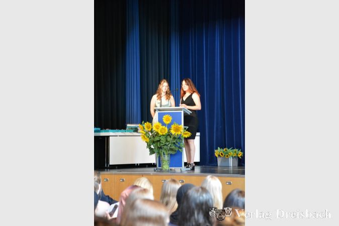 Die Abiturrednerinnen Lia Michelle Höfle und Greta Wächter begeistern das Publikum mit einer pointierten Abschlussrede.