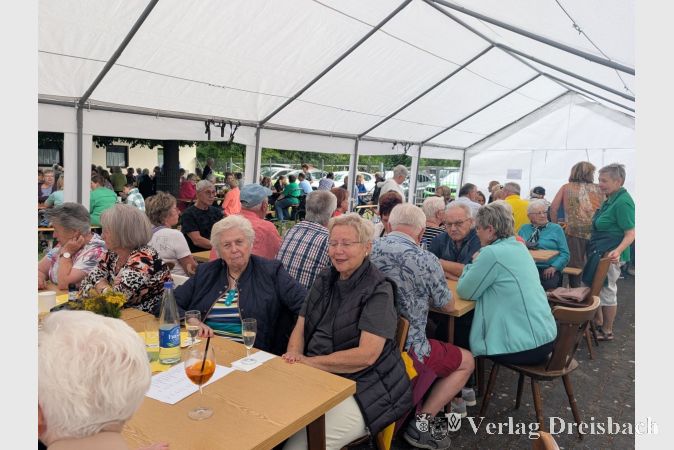 Besucher stärken sich mit Kaffee, Torten und den selbstgemachten „Bienenkörbchen“ im einmaligen Landfrauen-Café auf dem Gelände des Kleintierzuchtvereins.