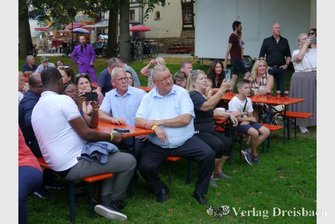 Die Delegation aus Santa Catarina (im Vordergrund links) hält die Eröffnung des Fischerfestes im Foto fest. In der Mitte Bürgermeister Klaus Schindling und Stadtverordnetenvorsteher Georg Reuter.