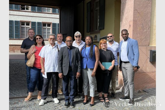 Die Delegationen aus den Partnerstädten Mosonmagyaróvár (Ungarn) und Santa Catarina (Kap Verde).