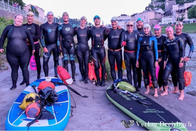 Die dreizehn Auserwählten, die bei der ersten Ausgabe des Burghausener Ultra Swim ins Wasser durften.